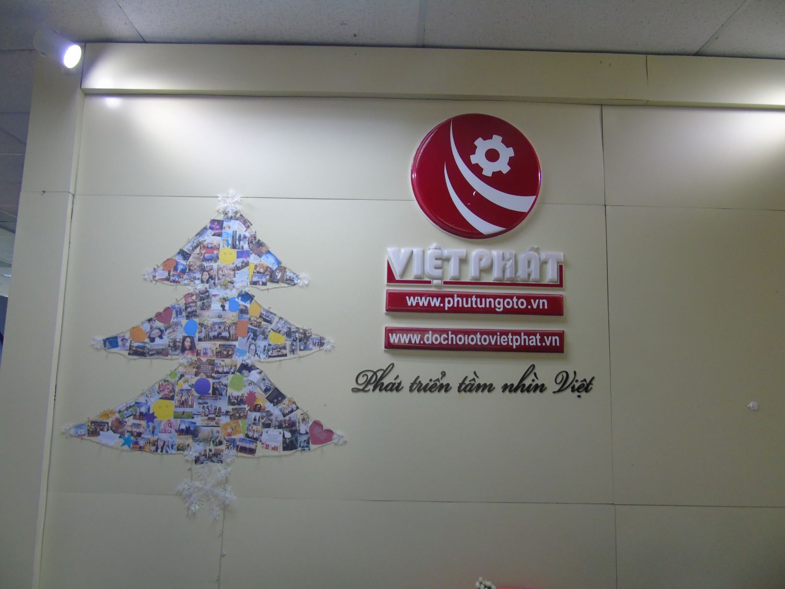Để góp phần thổi vào không khí giáng sinh, CBNV Công ty TNHH Phát Triển Thương Mại Việt Phát đã kịp thời trang hoàng cho Văn Phòng để chào đón mùa giáng sinh năm mới